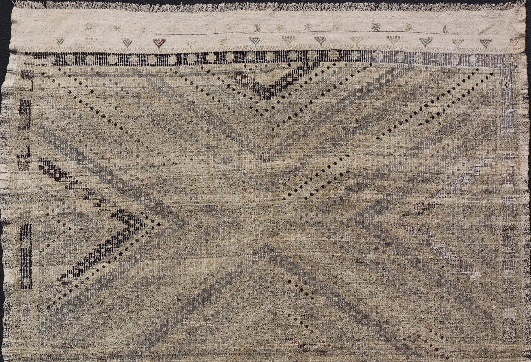 Geometric design vintage Kilim rug from Turkey in neutral, muted tones, rug TU-NED-1018, country of origin / type: Turkey / Kilim, circa 1960.

Measures:6'9 x 9'8

Featuring a beautiful geometric design rendered in various neutral color tones,