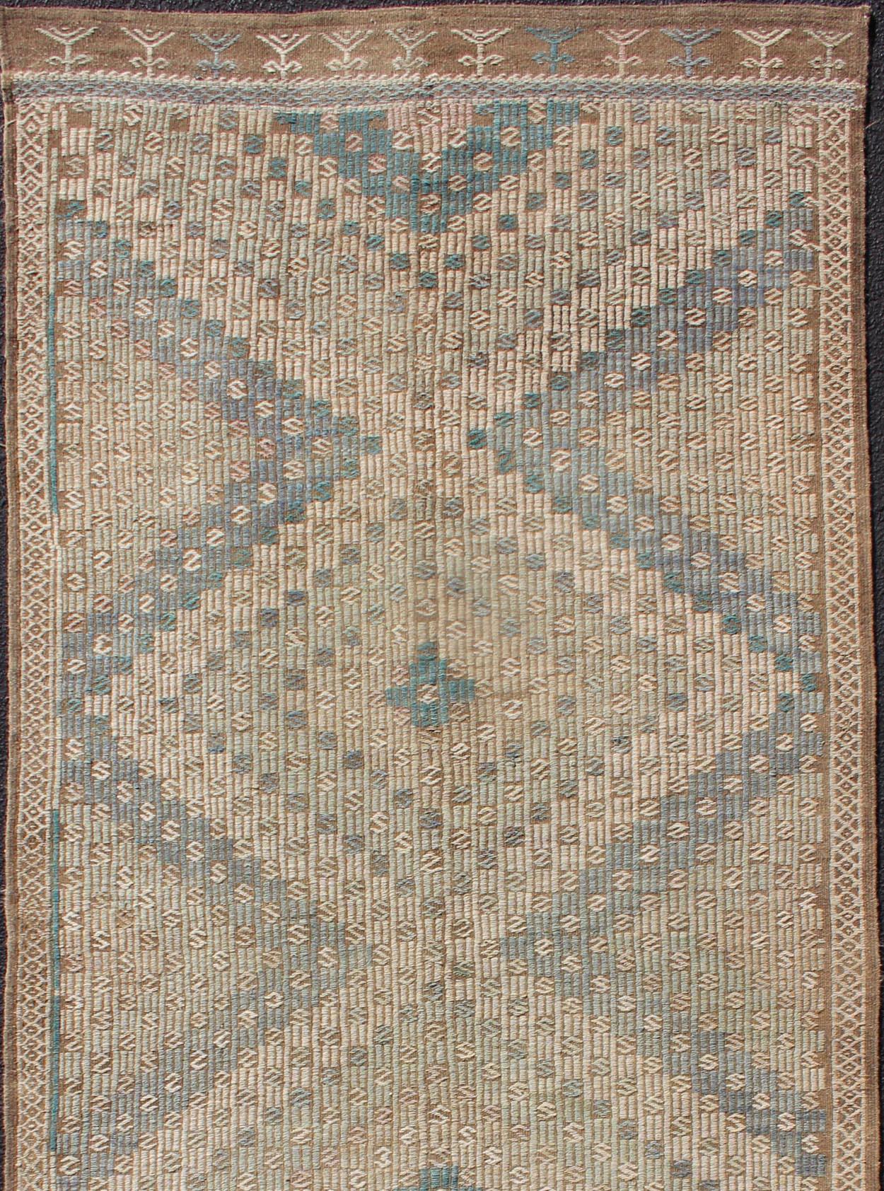 Türkischer bestickter Flachgewebe-Langteppich mit geometrischem Muster in neutralen Farbtönen.
Keivan Woven Arts- Geometrisches Design Vintage Kilim Galerie Teppich aus der Türkei in Blau, Grün, Grau, neutrale, gedämpfte Töne, Teppich EN-179240,