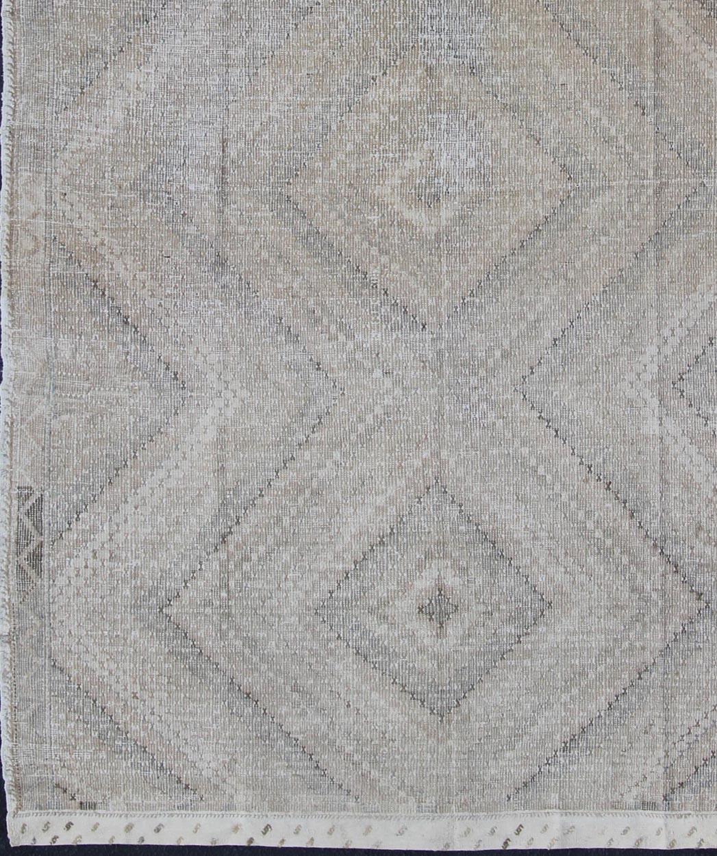 Geometrisches Design Vintage Kilim Teppich aus der Türkei in neutralen, gedämpften Tönen, Teppich de-179641, Herkunftsland / Typ: Türkei / Kelim, um 1950.

Dieser einzigartige Kelim aus der Mitte des Jahrhunderts mit seinem schönen geometrischen