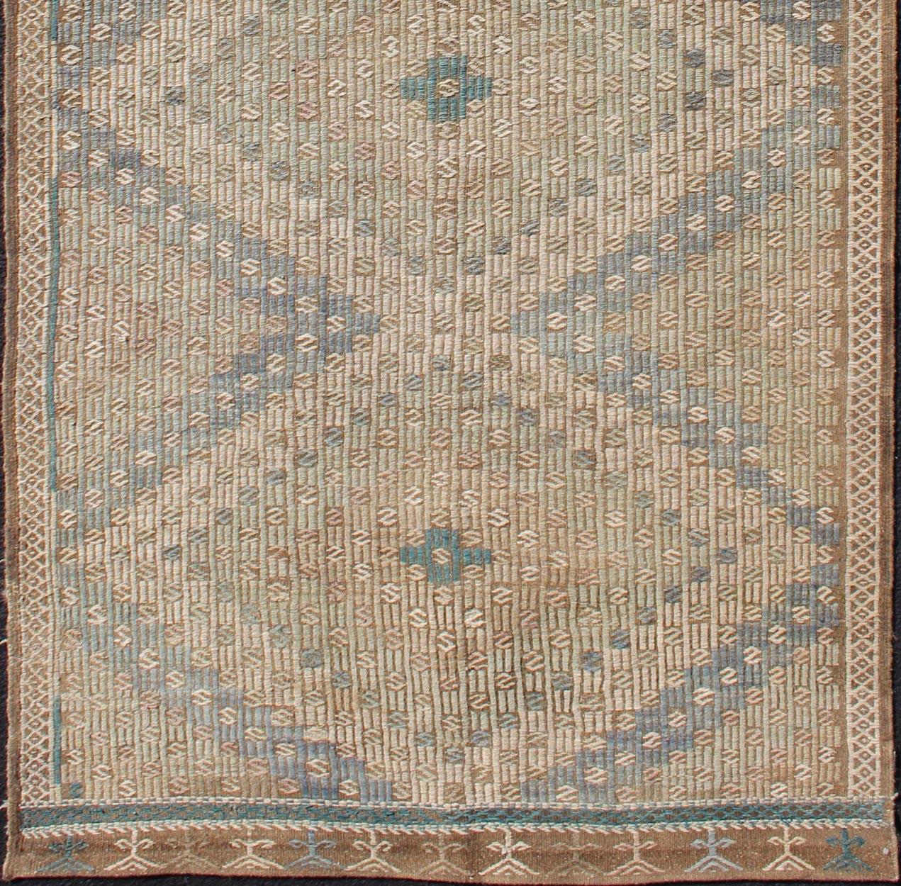 Türkischer bestickter Flachgewebe-Teppich mit neutral getöntem, geometrischem Design, Vintage (Kelim)