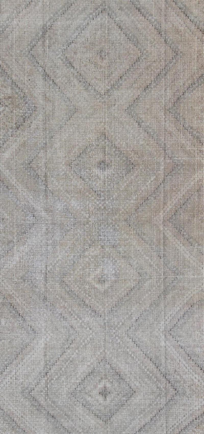 Türkischer bestickter Flachgewebeteppich mit geometrischem Muster in neutralen Tönen (Kelim)