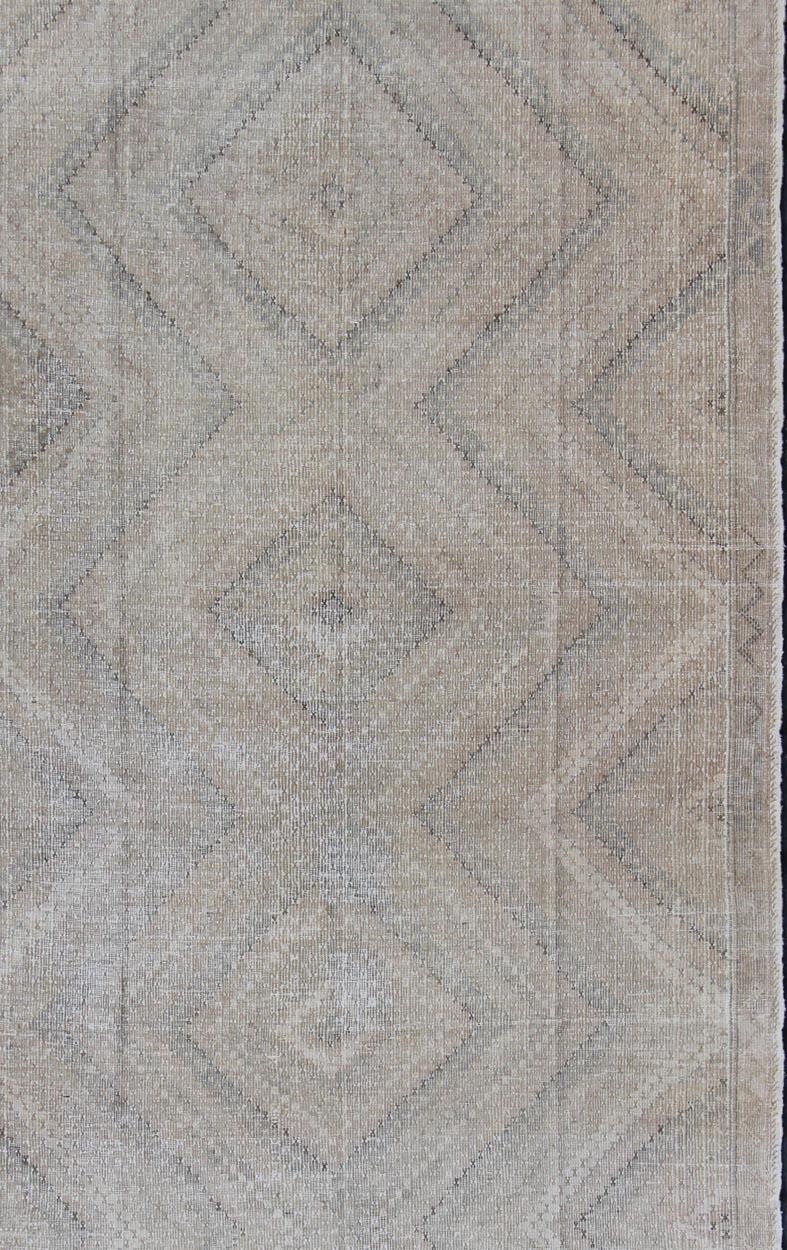 Türkischer bestickter Flachgewebeteppich mit geometrischem Muster in neutralen Tönen (Handgeknüpft)