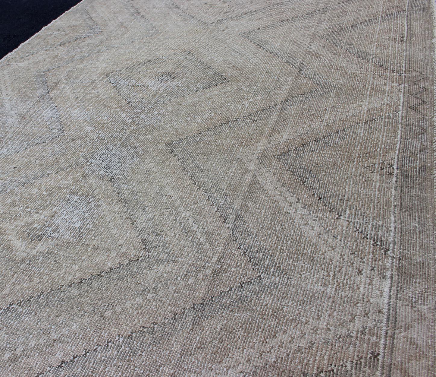 Türkischer bestickter Flachgewebeteppich mit geometrischem Muster in neutralen Tönen im Zustand „Gut“ in Atlanta, GA