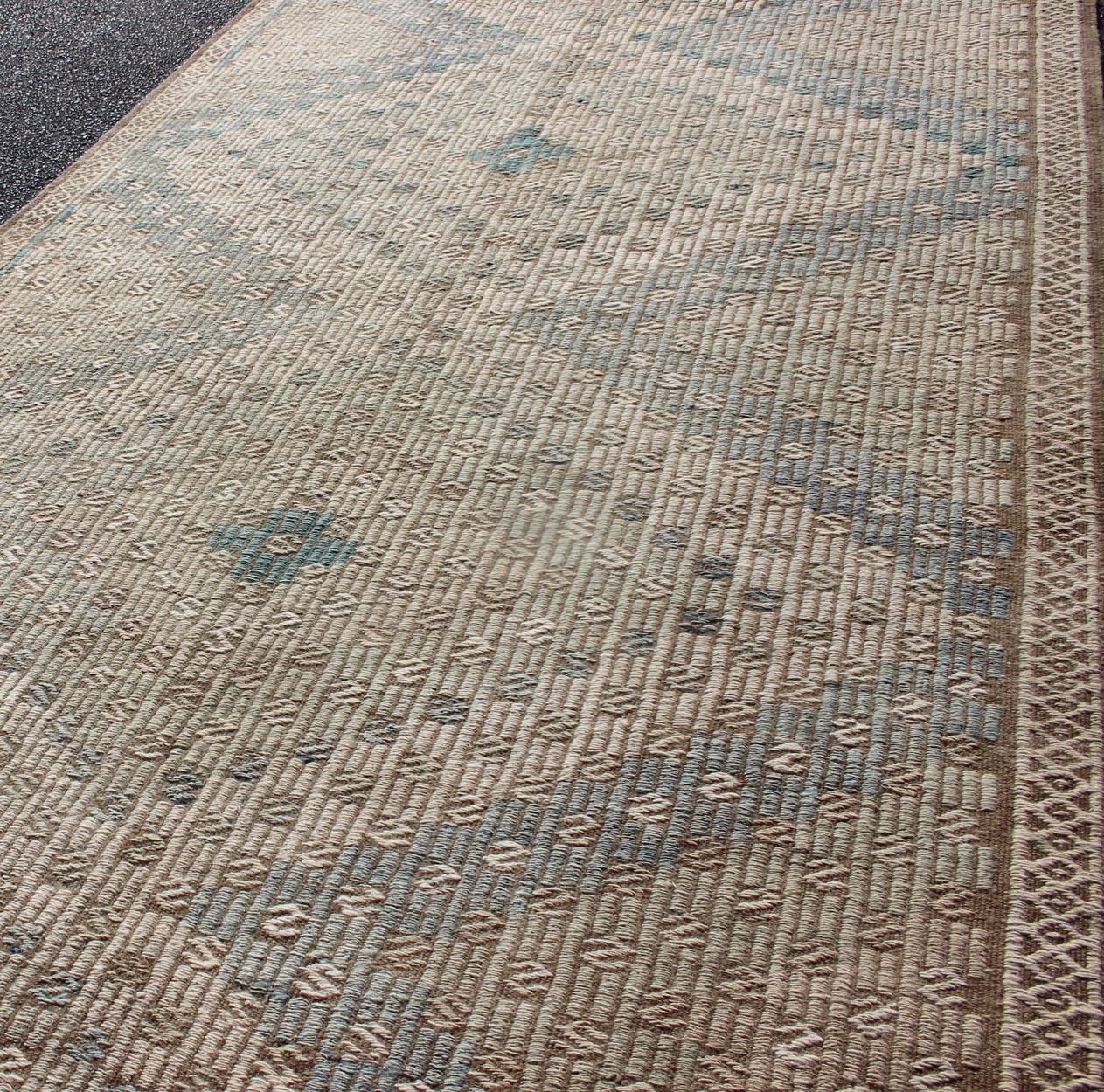 Türkischer bestickter Flachgewebe-Teppich mit neutral getöntem, geometrischem Design, Vintage im Zustand „Gut“ in Atlanta, GA