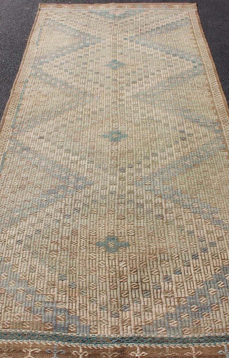 Türkischer bestickter Flachgewebe-Teppich mit neutral getöntem, geometrischem Design, Vintage (20. Jahrhundert)