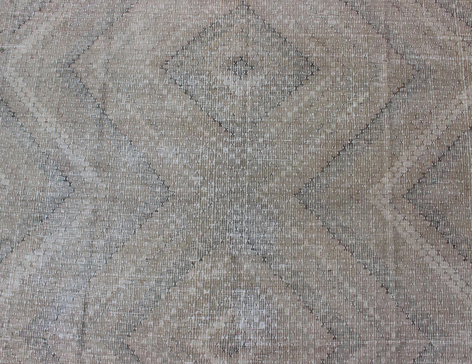 Türkischer bestickter Flachgewebeteppich mit geometrischem Muster in neutralen Tönen (Wolle)