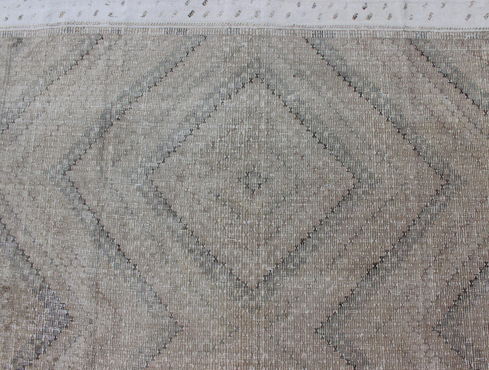 Türkischer bestickter Flachgewebeteppich mit geometrischem Muster in neutralen Tönen 1