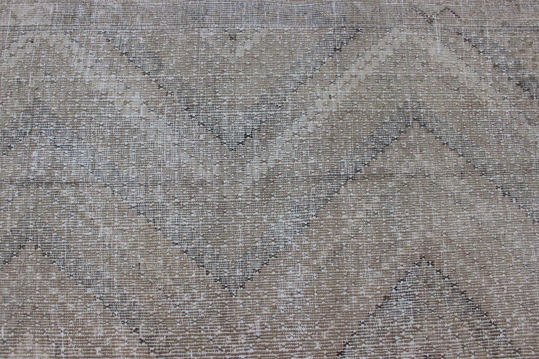 Türkischer bestickter Flachgewebeteppich mit geometrischem Muster in neutralen Tönen 2