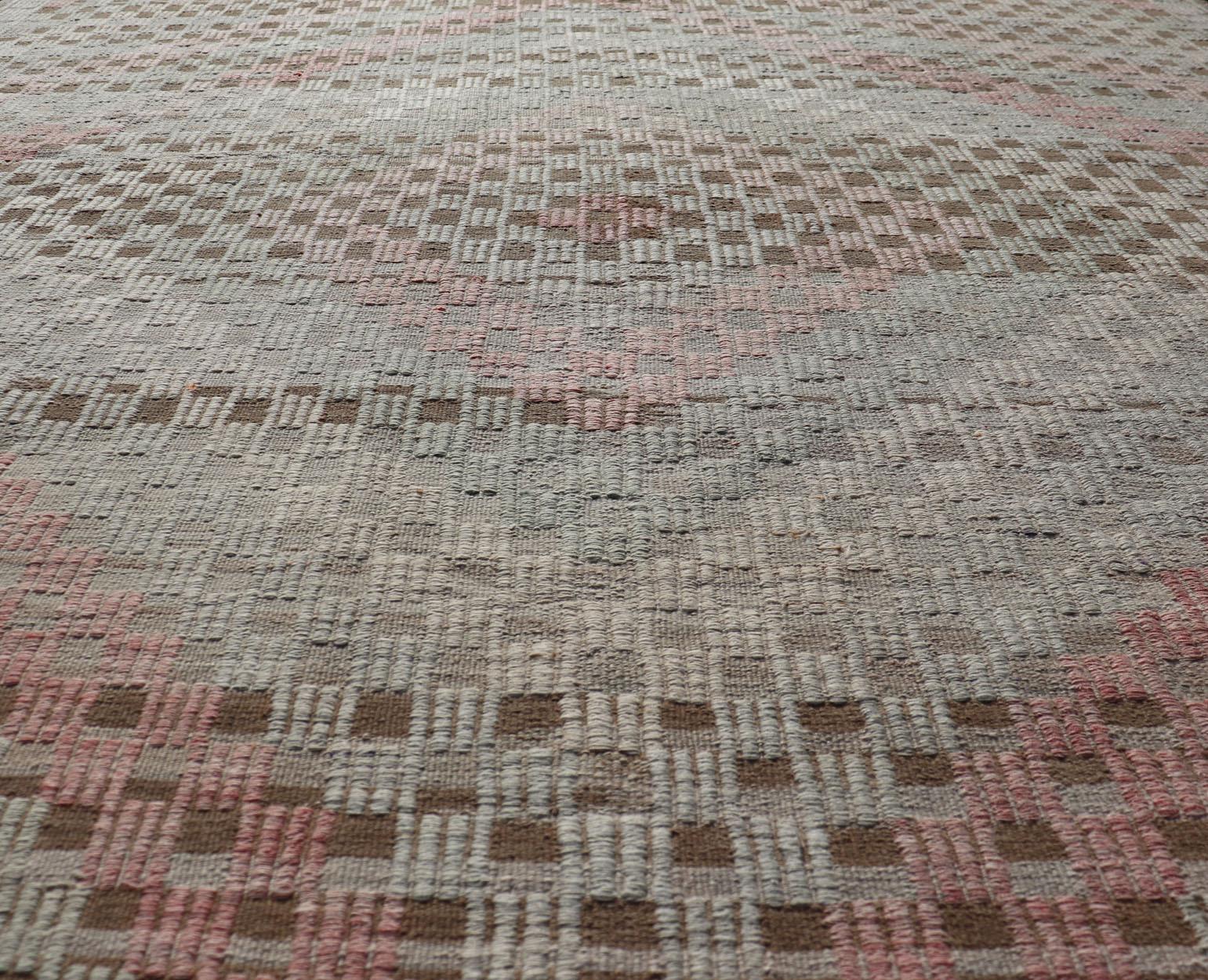 Kilim Tessuti piatti ricamati turchi d'epoca con colori tenui e disegni a diamante in vendita