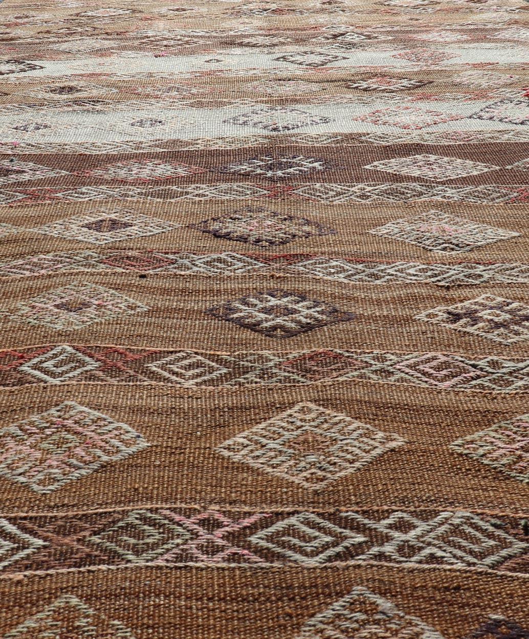 Türkischer bestickter Flachgewebe-Teppich-Galerie mit gestreiftem geometrischem Design, Vintage im Angebot 3