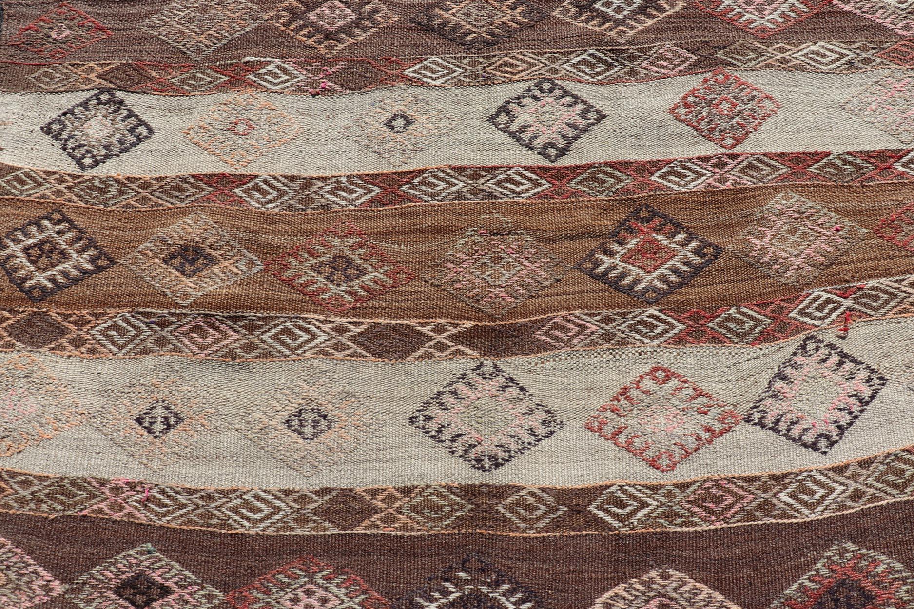 Türkischer bestickter Flachgewebe-Teppich-Galerie mit gestreiftem geometrischem Design, Vintage im Angebot 4