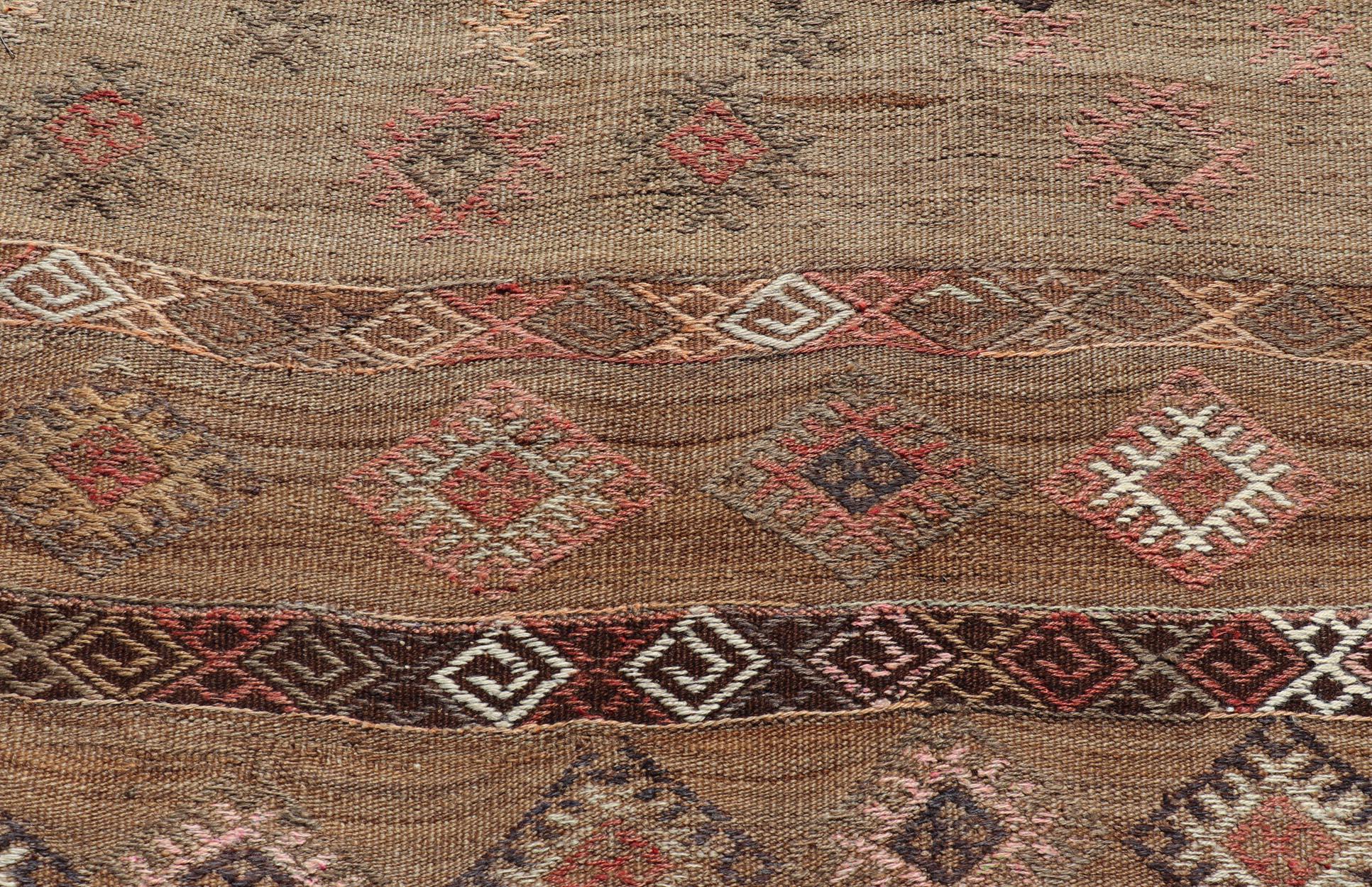 Türkischer bestickter Flachgewebe-Teppich-Galerie mit gestreiftem geometrischem Design, Vintage im Angebot 5