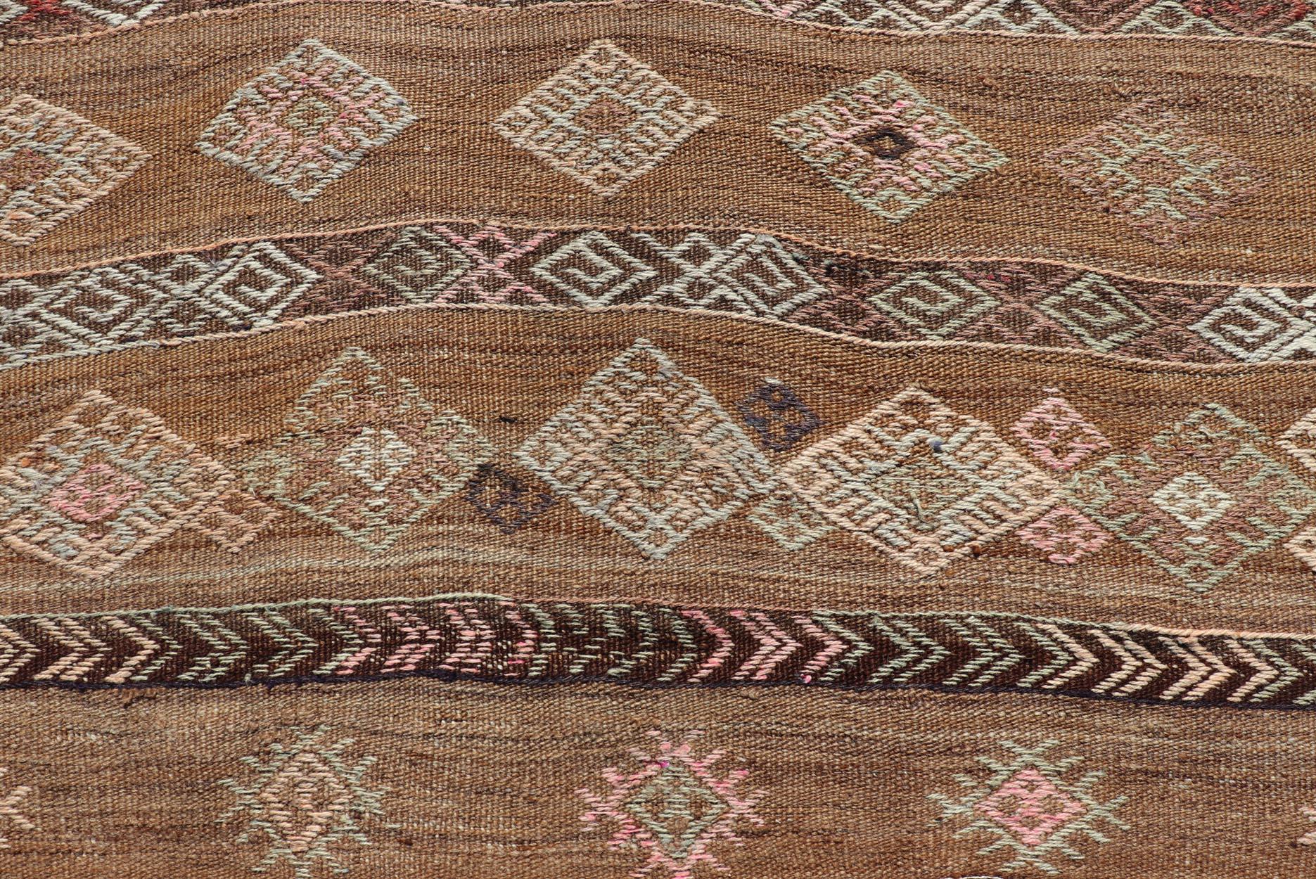 Maße: 5'8 x 11'5 
Vintage Turkish Embroidered Flatweave Rug Gallery mit gestreiftem, geometrischem Muster. Keivan Woven Arts / Teppich EN-13194, Herkunftsland / Art: Türkei / Kelim, um 1950.