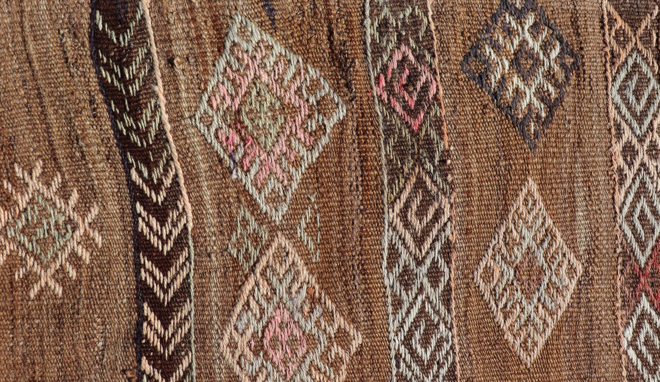 Türkischer bestickter Flachgewebe-Teppich-Galerie mit gestreiftem geometrischem Design, Vintage (Kelim) im Angebot
