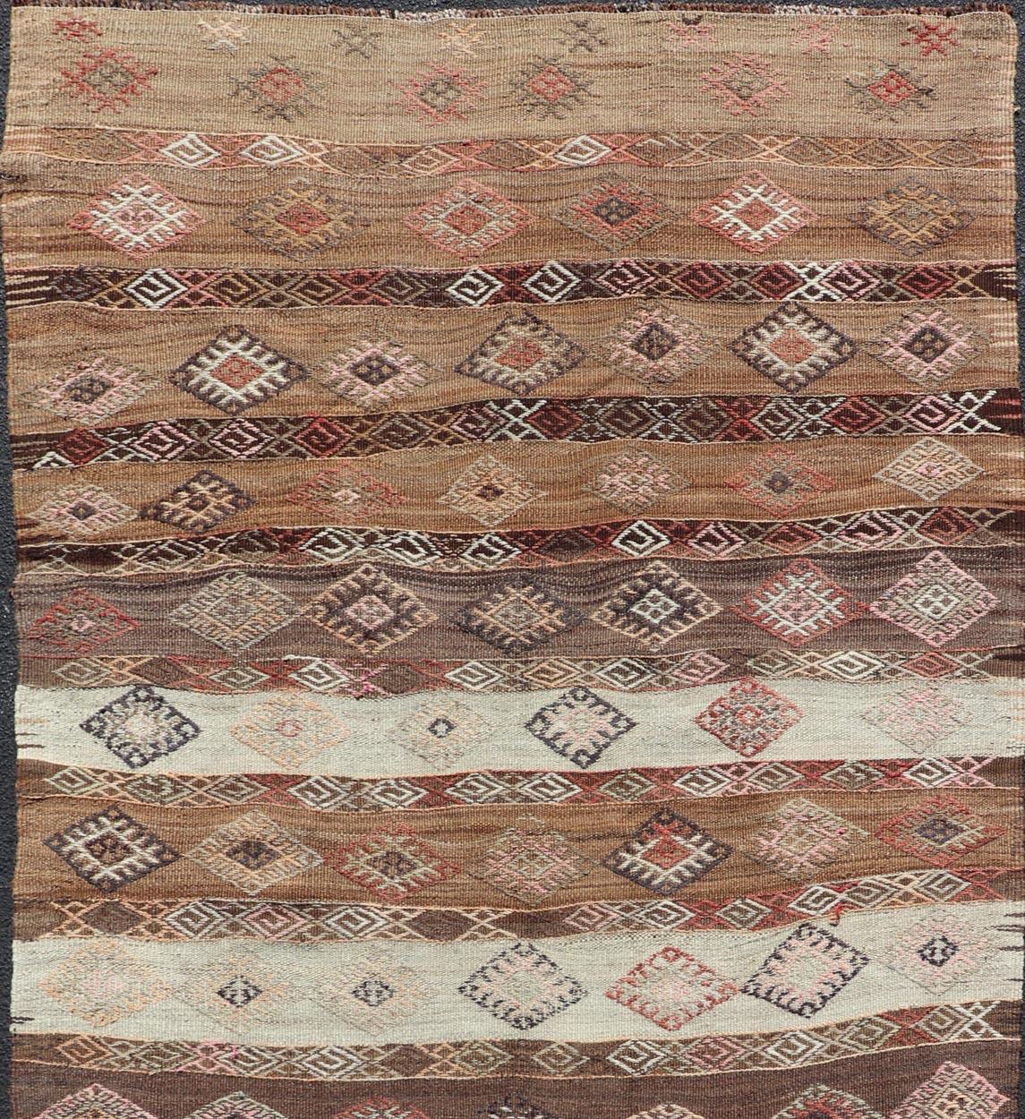 Türkischer bestickter Flachgewebe-Teppich-Galerie mit gestreiftem geometrischem Design, Vintage (Handgeknüpft) im Angebot