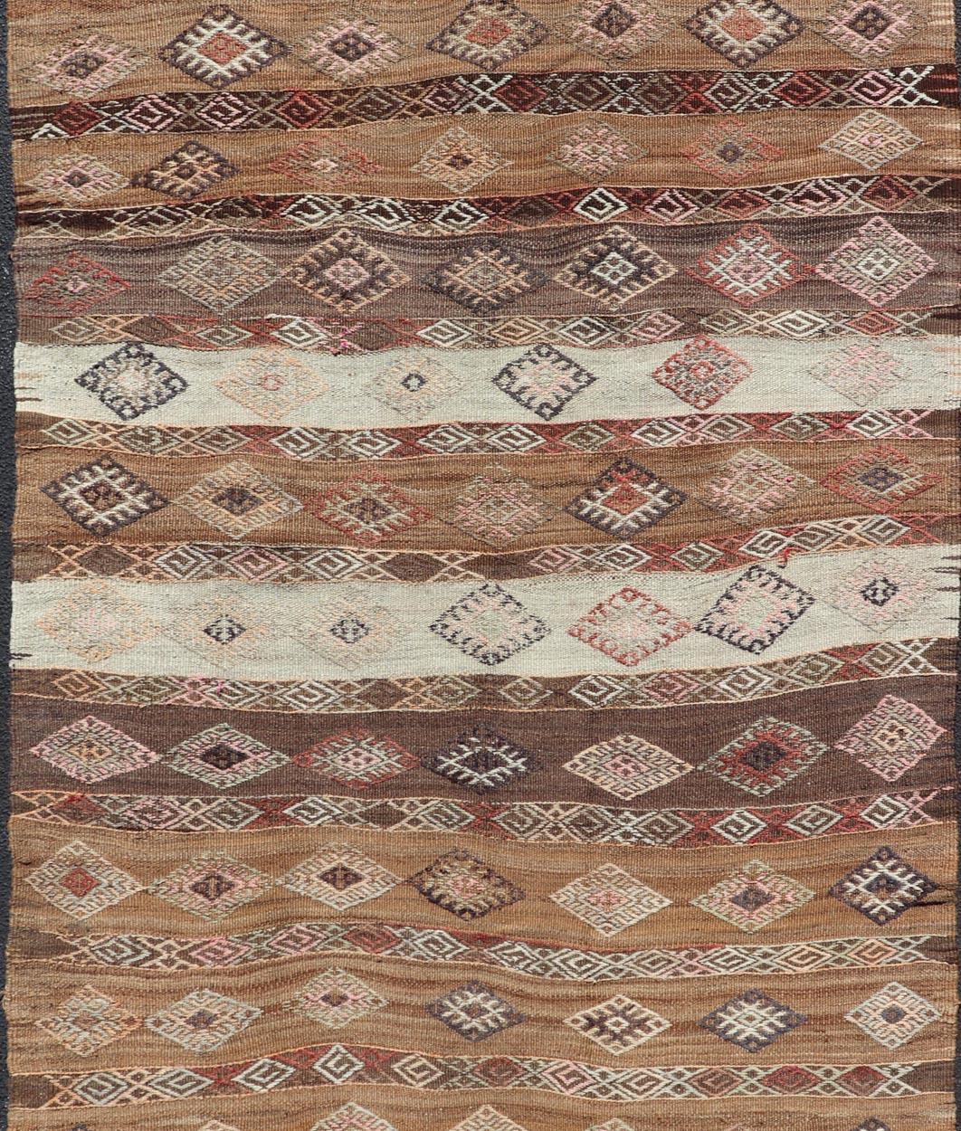 Türkischer bestickter Flachgewebe-Teppich-Galerie mit gestreiftem geometrischem Design, Vintage im Zustand „Gut“ im Angebot in Atlanta, GA