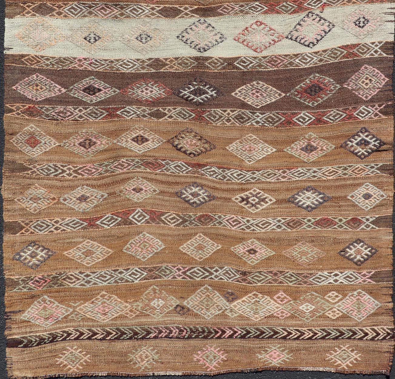 Türkischer bestickter Flachgewebe-Teppich-Galerie mit gestreiftem geometrischem Design, Vintage (20. Jahrhundert) im Angebot