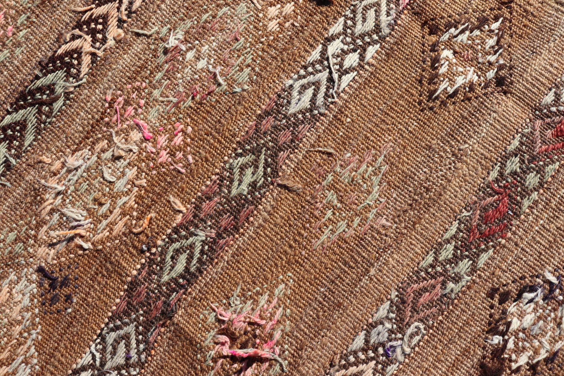 Türkischer bestickter Flachgewebe-Teppich-Galerie mit gestreiftem geometrischem Design, Vintage (Wolle) im Angebot
