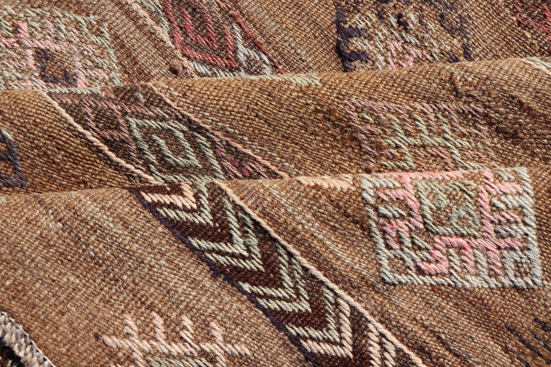 Türkischer bestickter Flachgewebe-Teppich-Galerie mit gestreiftem geometrischem Design, Vintage im Angebot 1