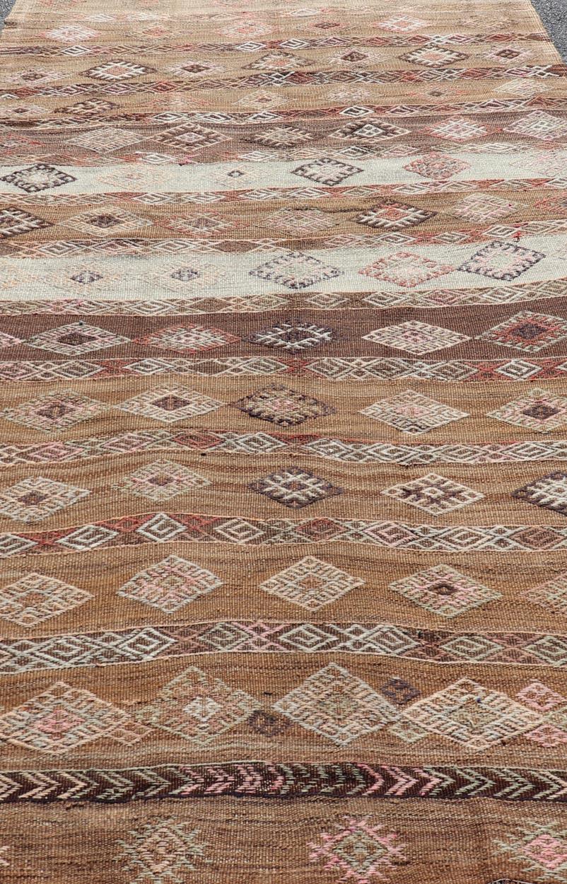 Türkischer bestickter Flachgewebe-Teppich-Galerie mit gestreiftem geometrischem Design, Vintage im Angebot 2