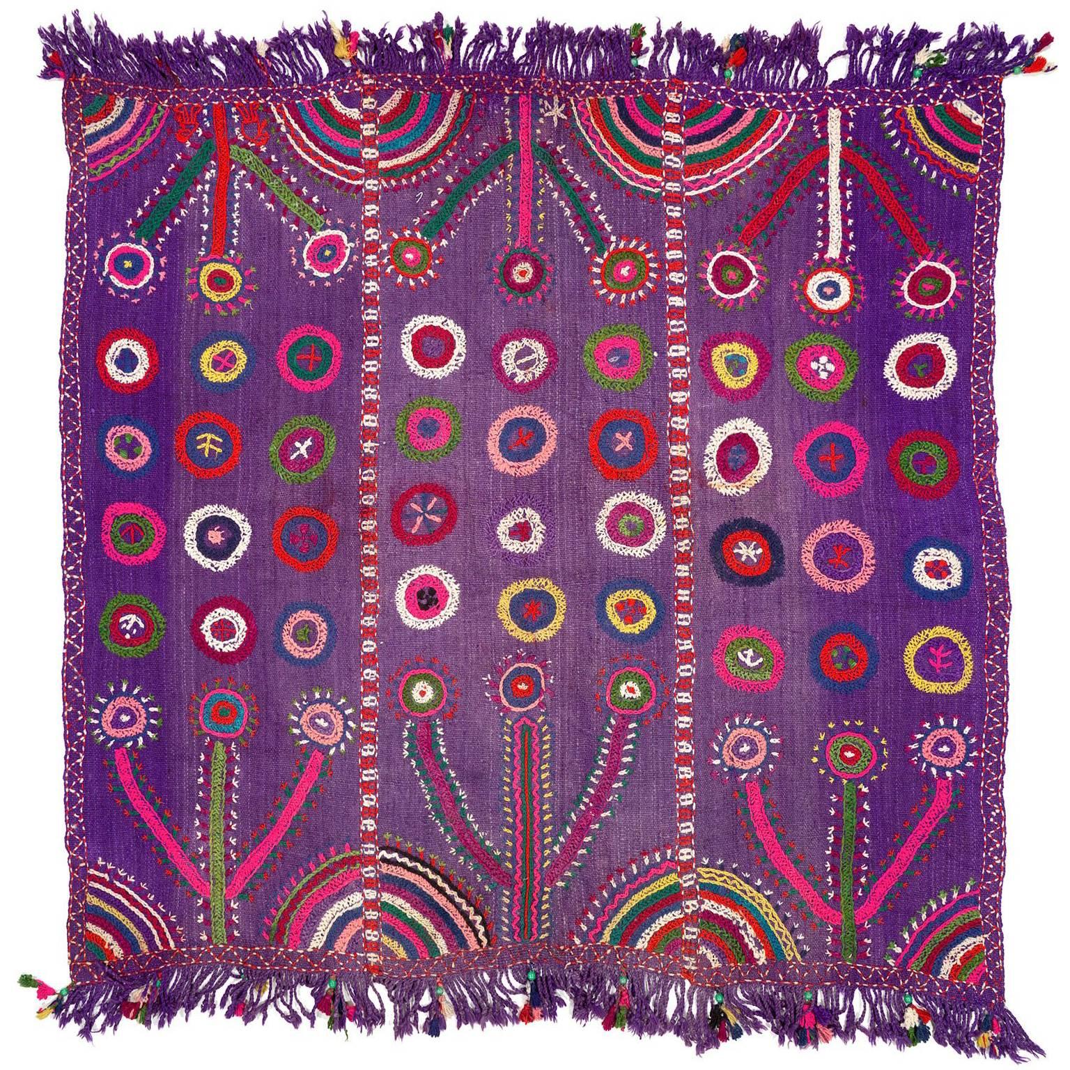 Türkisches besticktes Vintage-Volkskunst-Textil in Violett, Wandbehang oder Überwurf