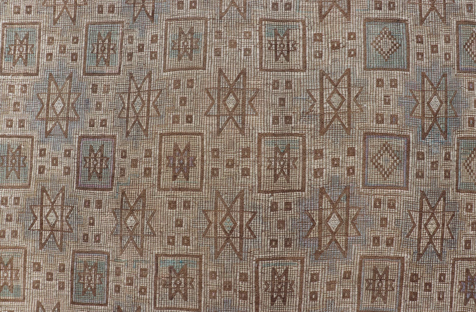 Tissé à la main Kilim turc vintage brodé en vert clair, beige et à charnières lavande en vente