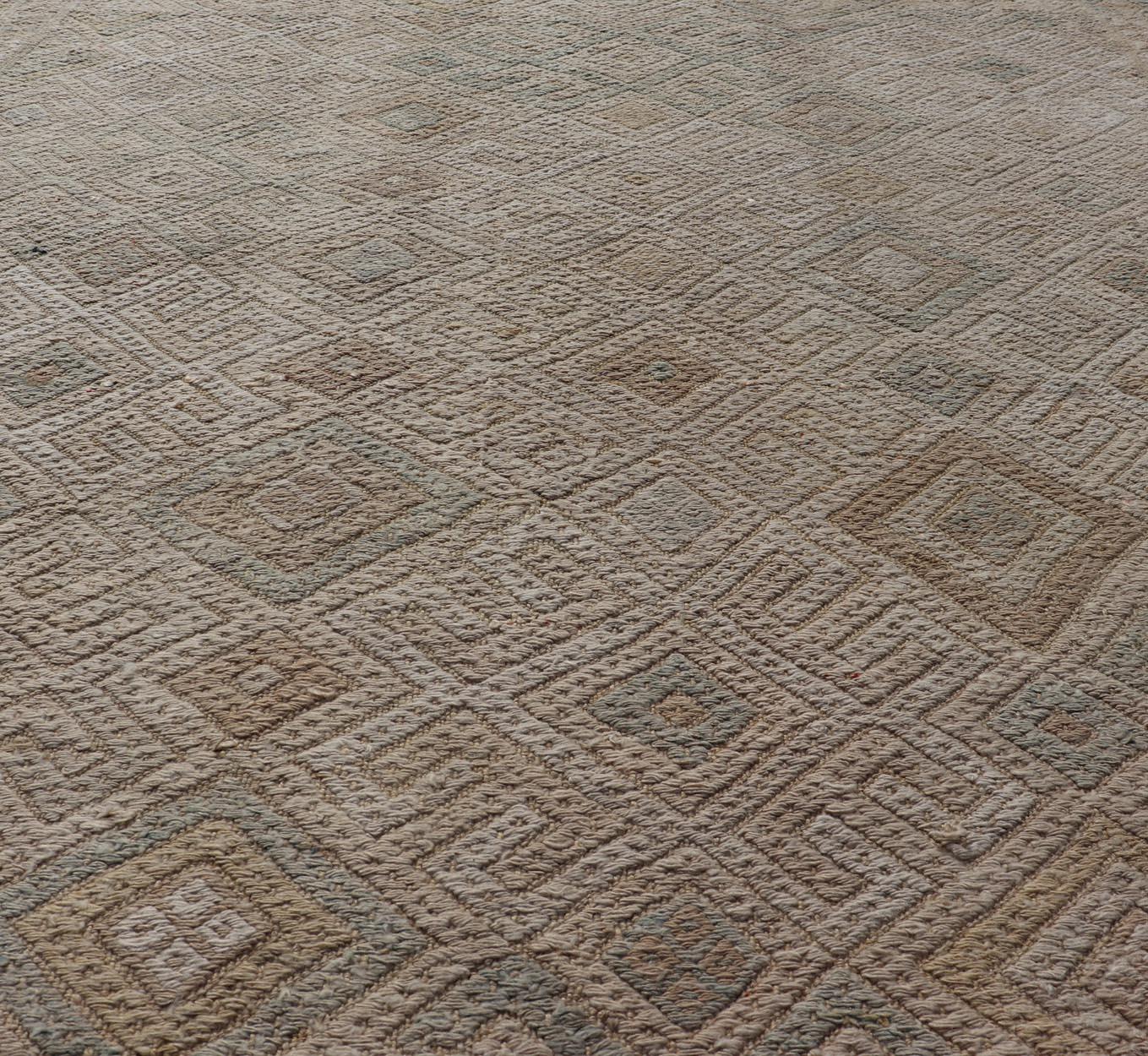 Türkischer bestickter Kelim im Vintage-Stil mit geometrischem All-Over-Diamant-Design im Zustand „Gut“ im Angebot in Atlanta, GA