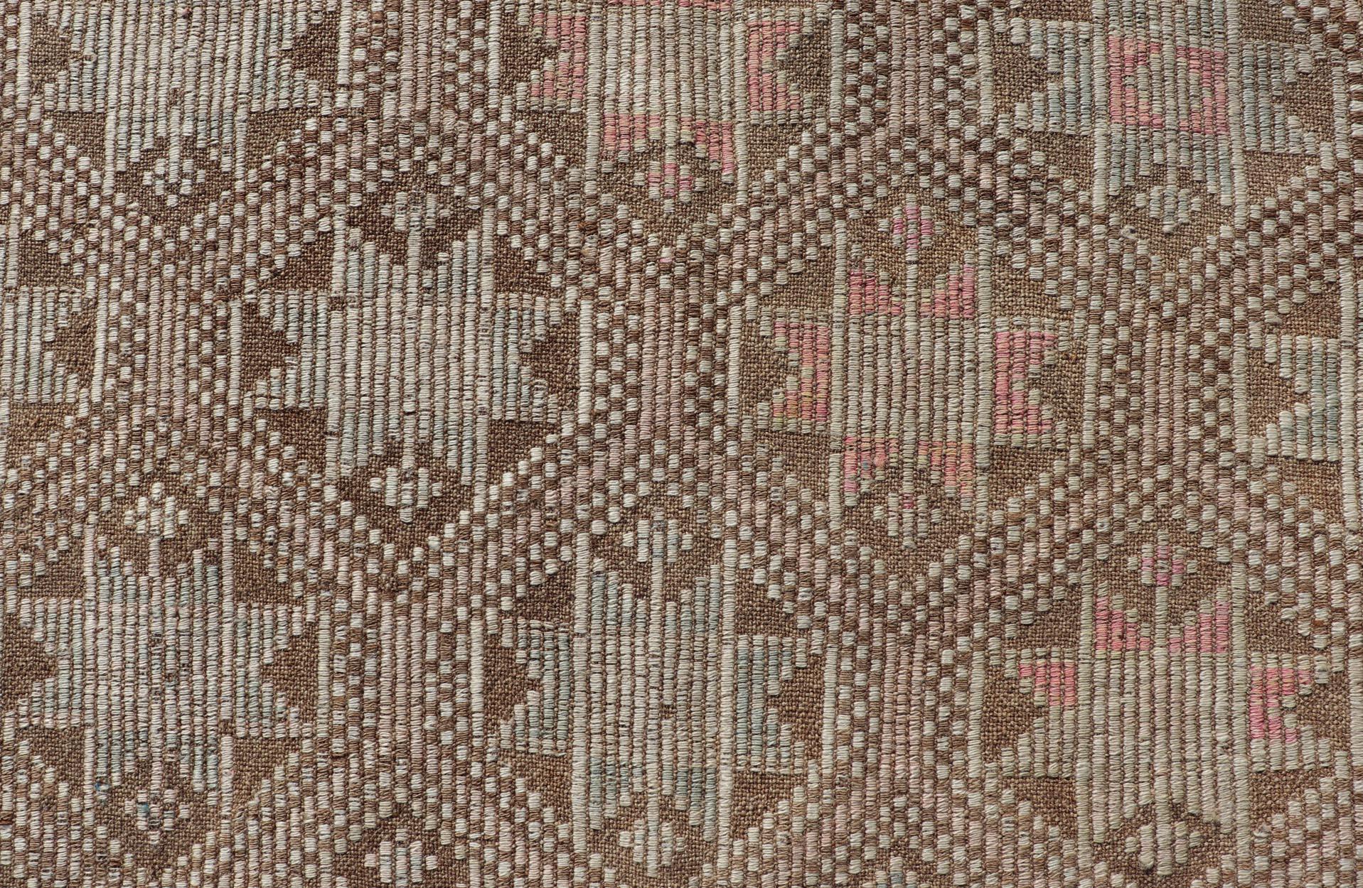 Vintage Turkish Embroidered Kilim with All-Over Star Design on A Taupe Ground  In Good Condition For Sale In Atlanta, GA