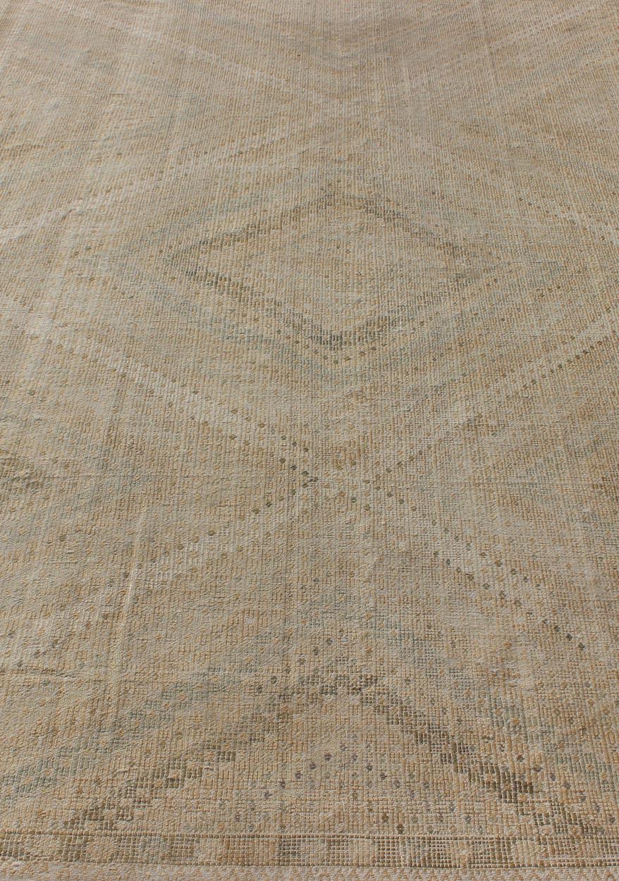 Alfombra turca vintage bordada en tonos marrones con diseño geométrico de rombos en venta 2