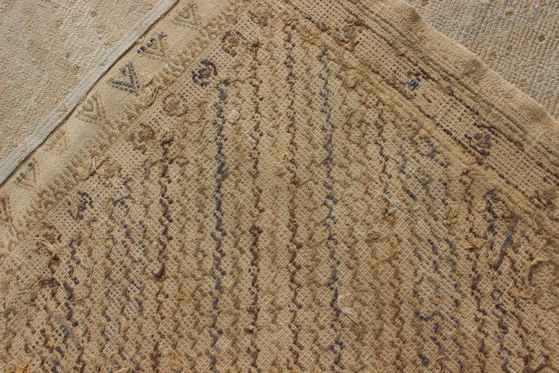 Alfombra turca vintage bordada en tonos marrones con diseño geométrico de rombos en venta 3