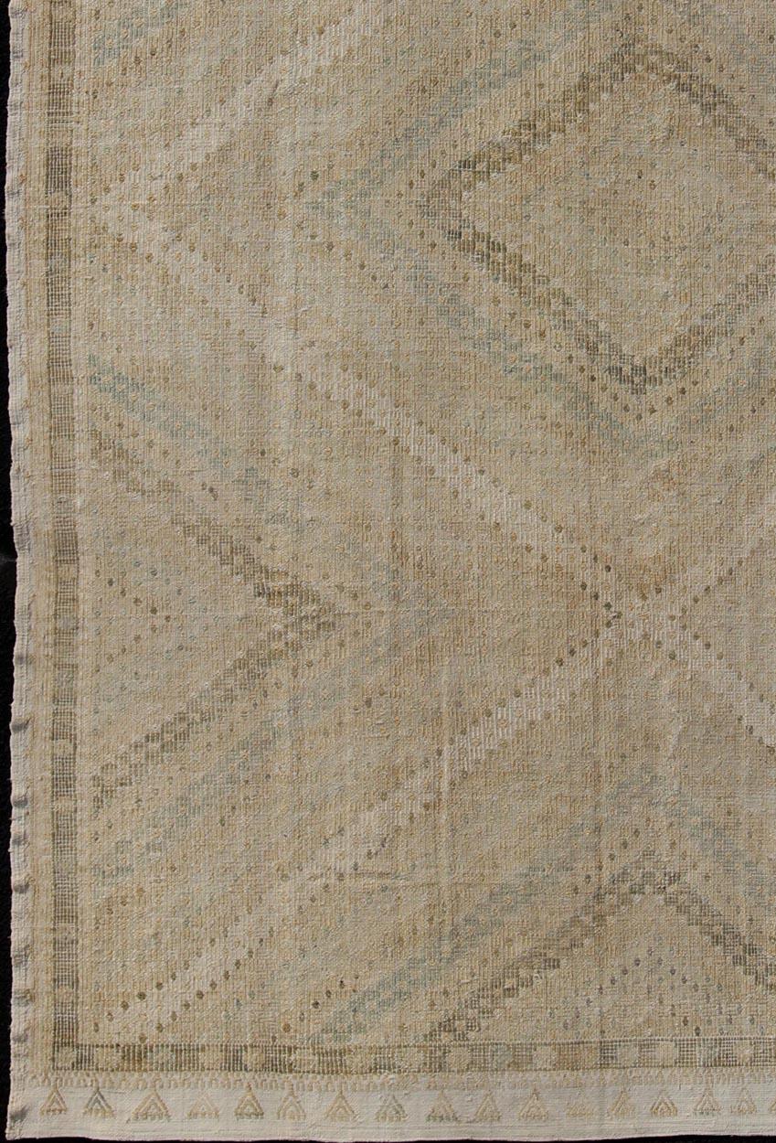 Alfombra turca Kilim vintage bordada en tonos marrones, tenue y sutil, con diseño de rombos, alfombra en-176646, país de origen / tipo: Turquía / Kilim, hacia 1950

Este kilim geométrico bordado, procedente de Turquía, presenta un diseño repetido