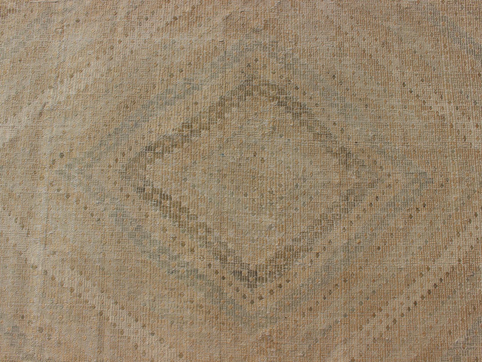 Alfombra turca vintage bordada en tonos marrones con diseño geométrico de rombos mediados del siglo XX en venta