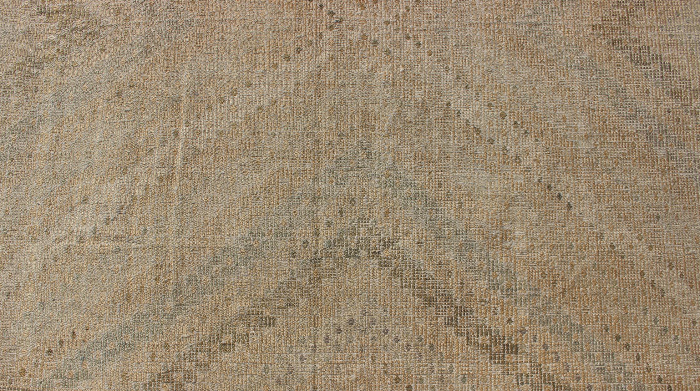 Alfombra turca vintage bordada en tonos marrones con diseño geométrico de rombos Lana en venta
