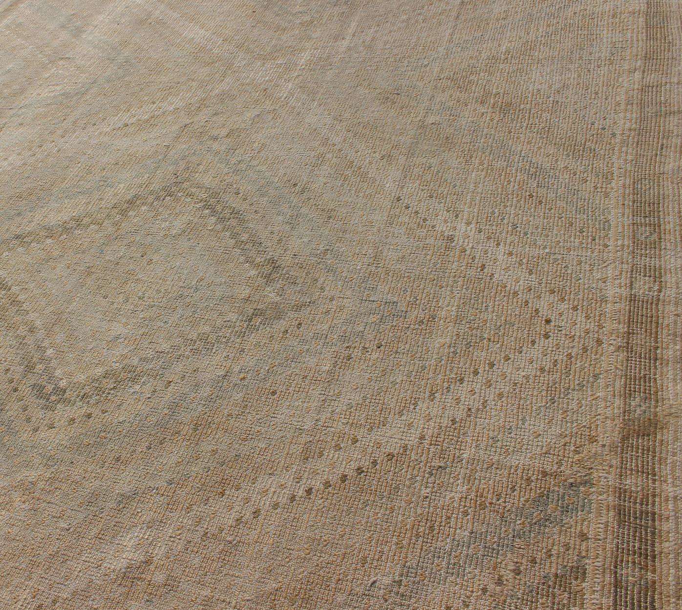 Alfombra turca vintage bordada en tonos marrones con diseño geométrico de rombos en venta 1