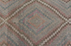 Tapis turc vintage brodé avec motif géométrique en forme de diamant
