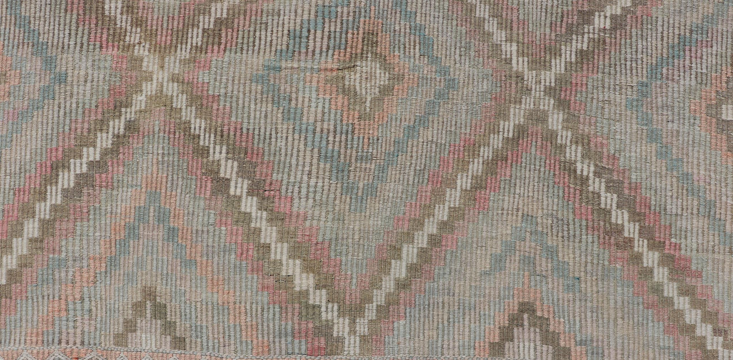 Türkischer bestickter Teppich mit geometrischem Diamantmuster, Vintage (Handgeknüpft) im Angebot