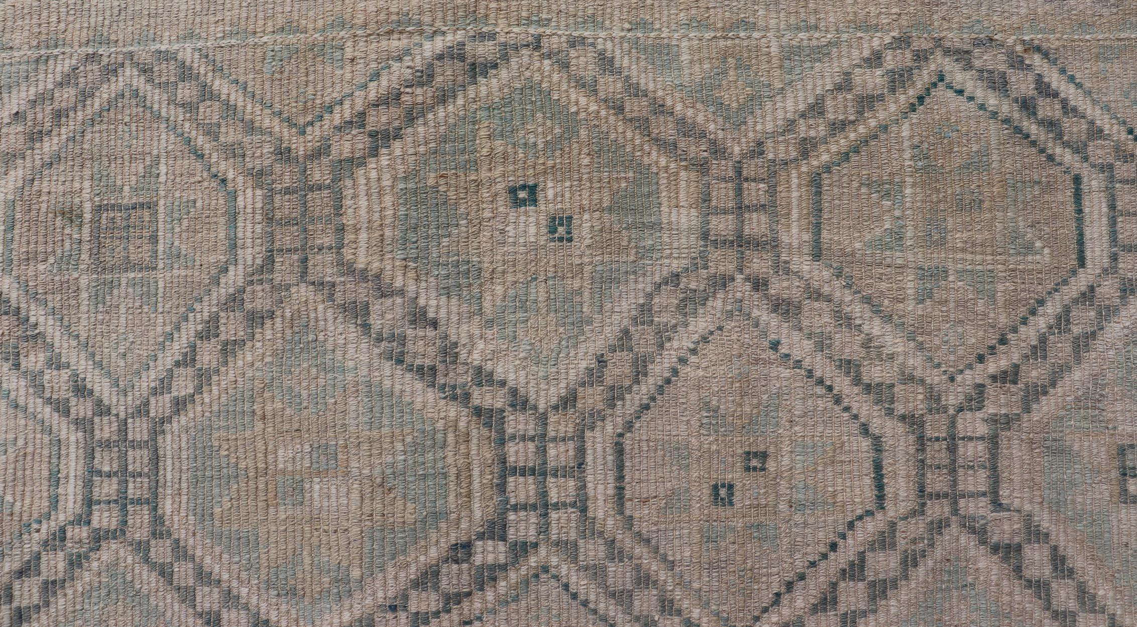 Misure: 6'5 x 10 
Tappeto turco vintage ricamato con disegno geometrico a diamante in verde e blu. Keivan Woven Arts / Tappeto EN-14085, Paese d'origine / tipo: Turchia / Kilim, circa 1950.

Questo kilim geometrico proveniente dalla Turchia presenta