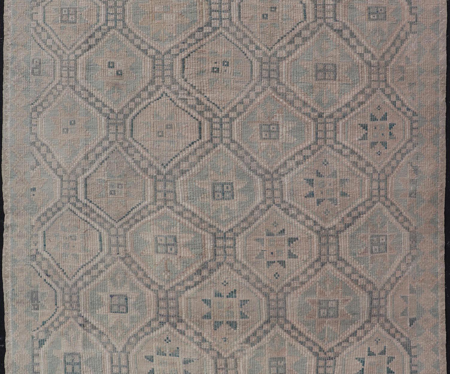 Tappeto turco vintage ricamato con disegno geometrico a diamante in verde, 6'5 x 10 In condizioni buone in vendita a Atlanta, GA
