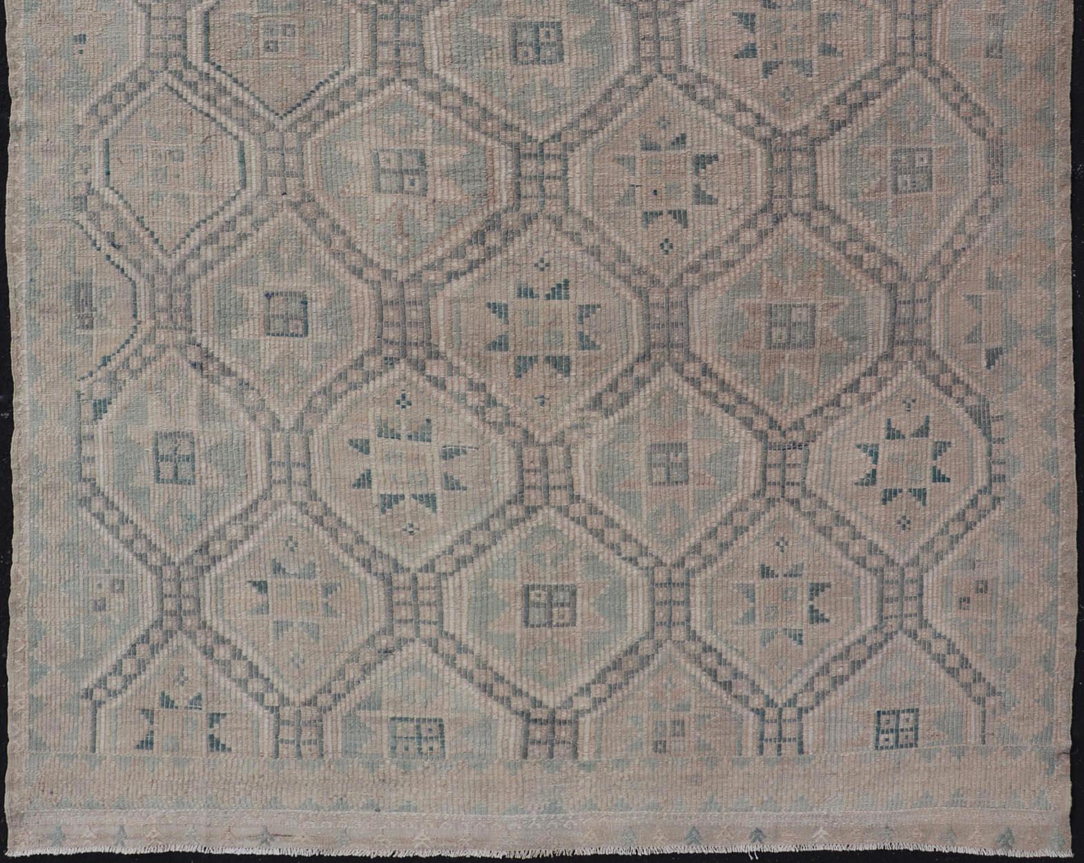 XX secolo Tappeto turco vintage ricamato con disegno geometrico a diamante in verde, 6'5 x 10 in vendita