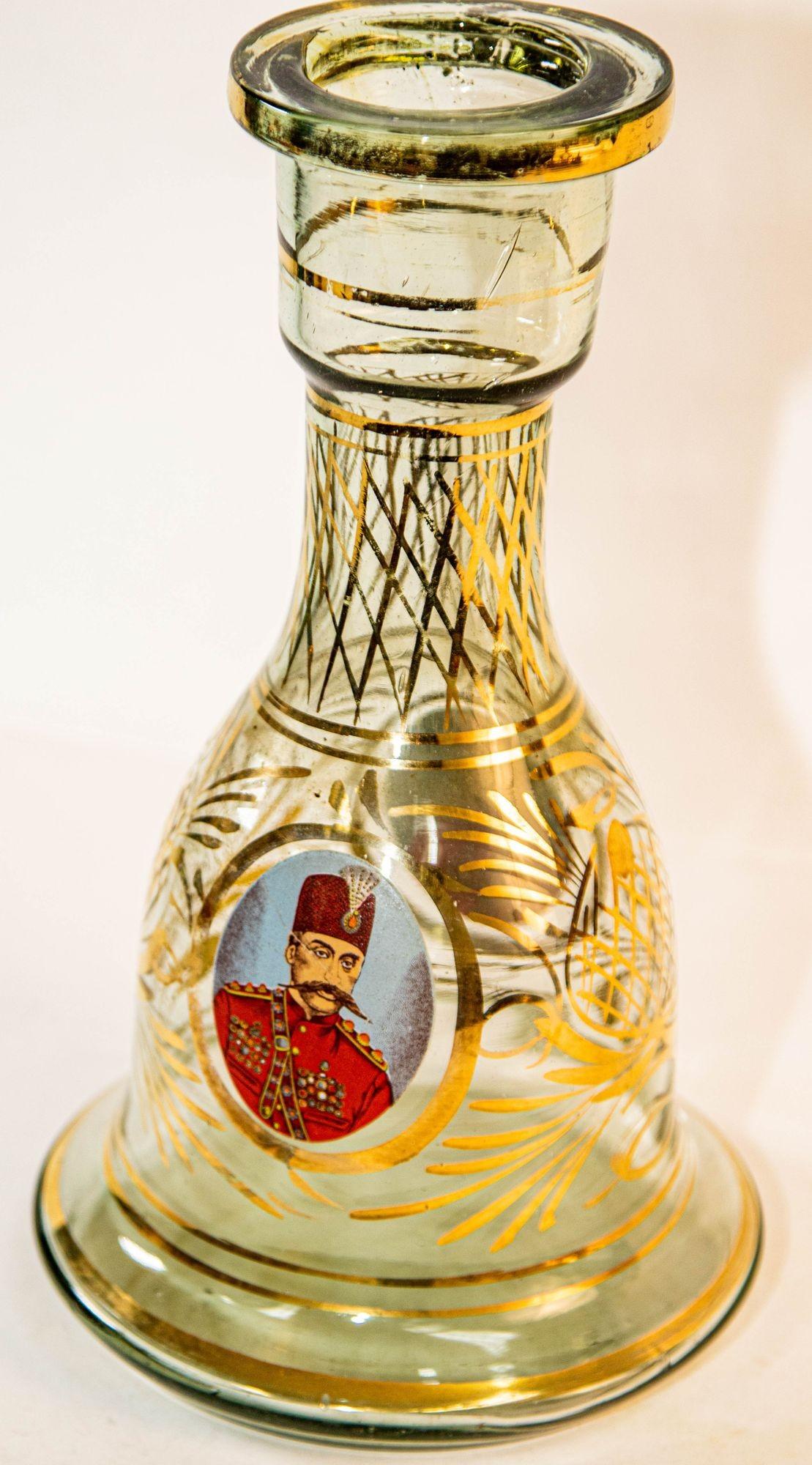 Vintage türkischen emaillierten böhmischen Glas Wasserpfeife Basis Vase.
Klar und Gold emailliert Bohemian Glas Wasserpfeife Basis, oder Blumenvase.
Boden aus böhmischem Glas mit emailliertem Überzug in Gold, Rot und Blau mit zusätzlicher