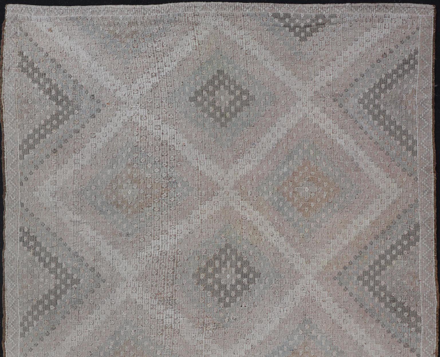 Embroidered vintage flat weave rug from Turkey in shades of tan, taupe, gray cream and neutrals with geometric pattern, Keivan Woven Arts / rug EN-13653, country of origin / type: Turkey / Kilim, circa 1950.

Measures: 6'0 x 9'6.