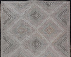 Tapis turc vintage à armure plate brodé de motifs géométriques en forme de diamants