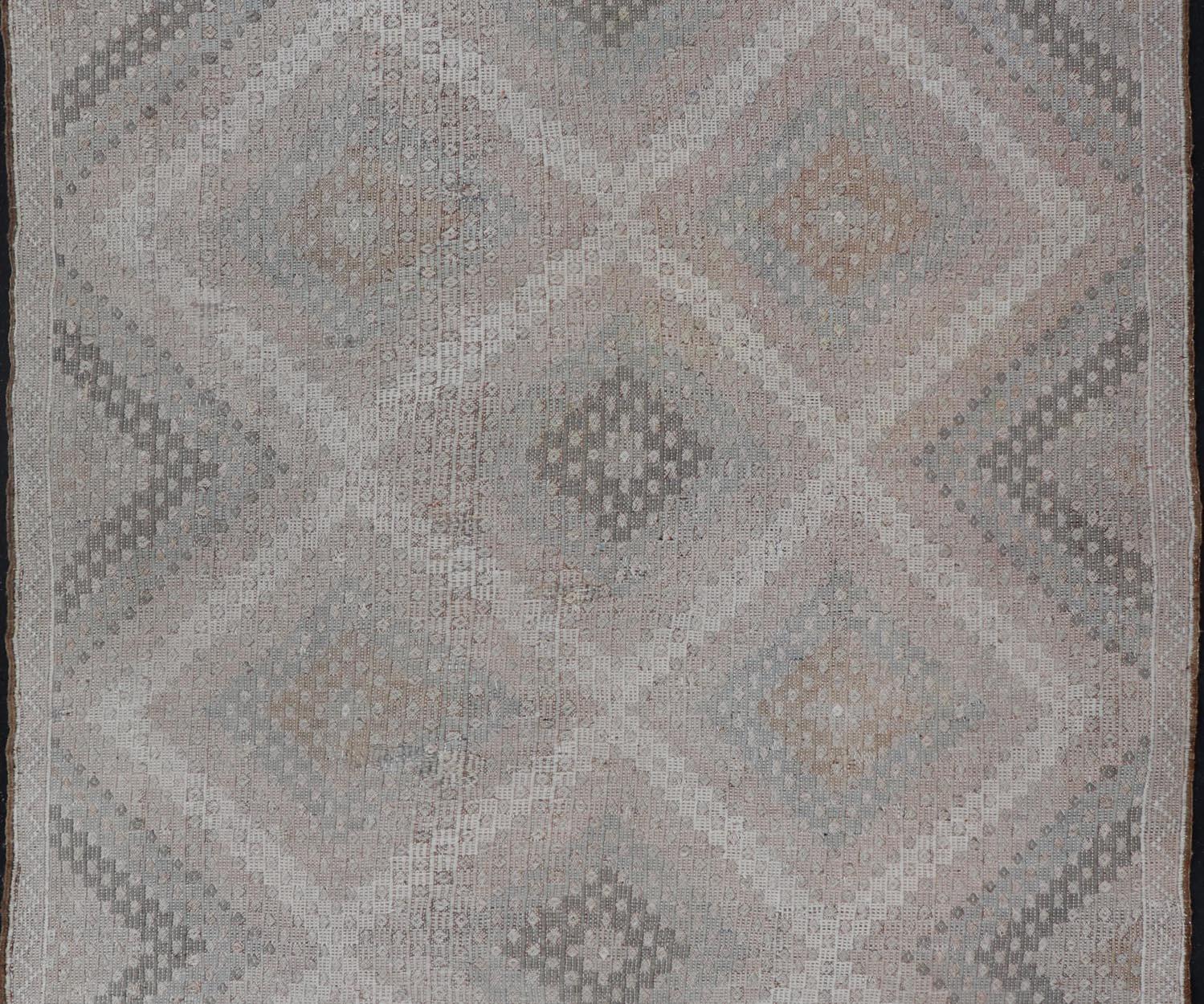 Türkischer flachgewebter bestickter Teppich mit geometrischem Diamantdesign, Vintage (Kelim) im Angebot