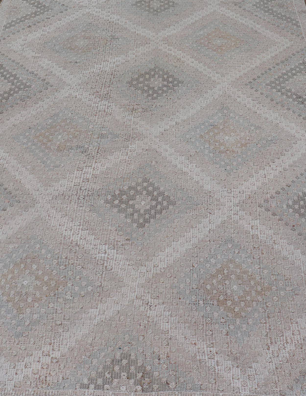 Türkischer flachgewebter bestickter Teppich mit geometrischem Diamantdesign, Vintage im Zustand „Gut“ im Angebot in Atlanta, GA