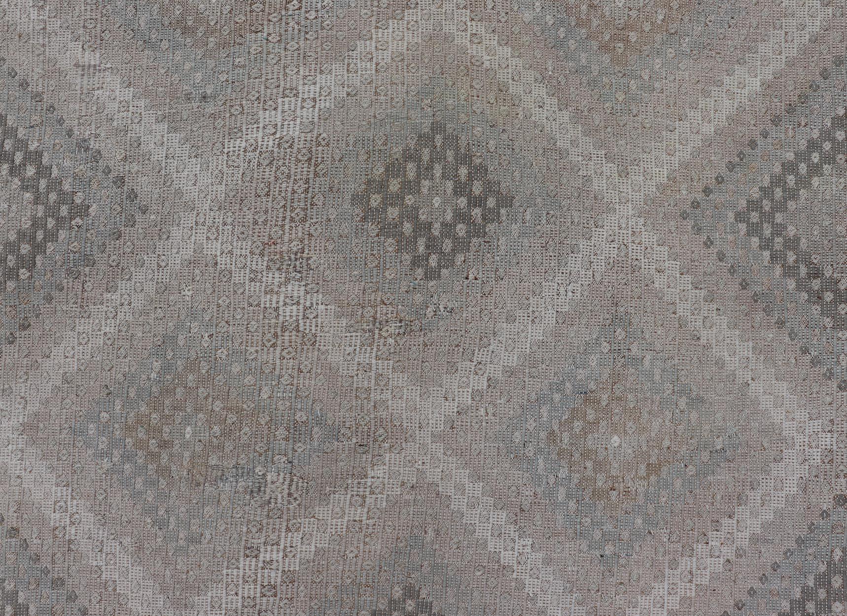 Türkischer flachgewebter bestickter Teppich mit geometrischem Diamantdesign, Vintage (Wolle) im Angebot
