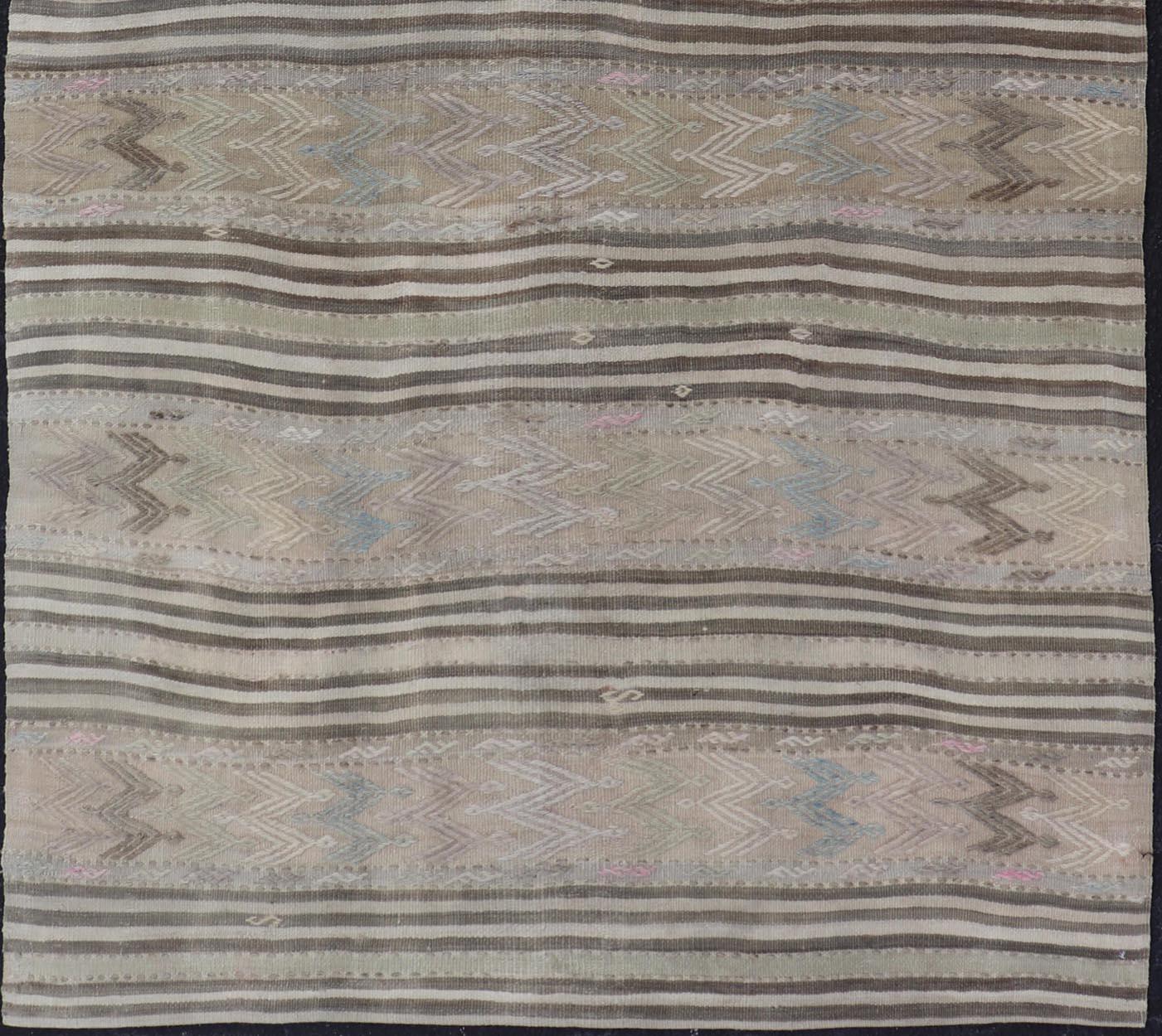 Vintage flat-weave Kilim with embroideries with a modern design in tan, brown,  green and blue geometric stripe design. Vintage Kilim from Turkey, Keivan Woven Arts / rug EN-179500, country of origin / type: Turkey / Kilim, circa 1950

Measures: 4'9