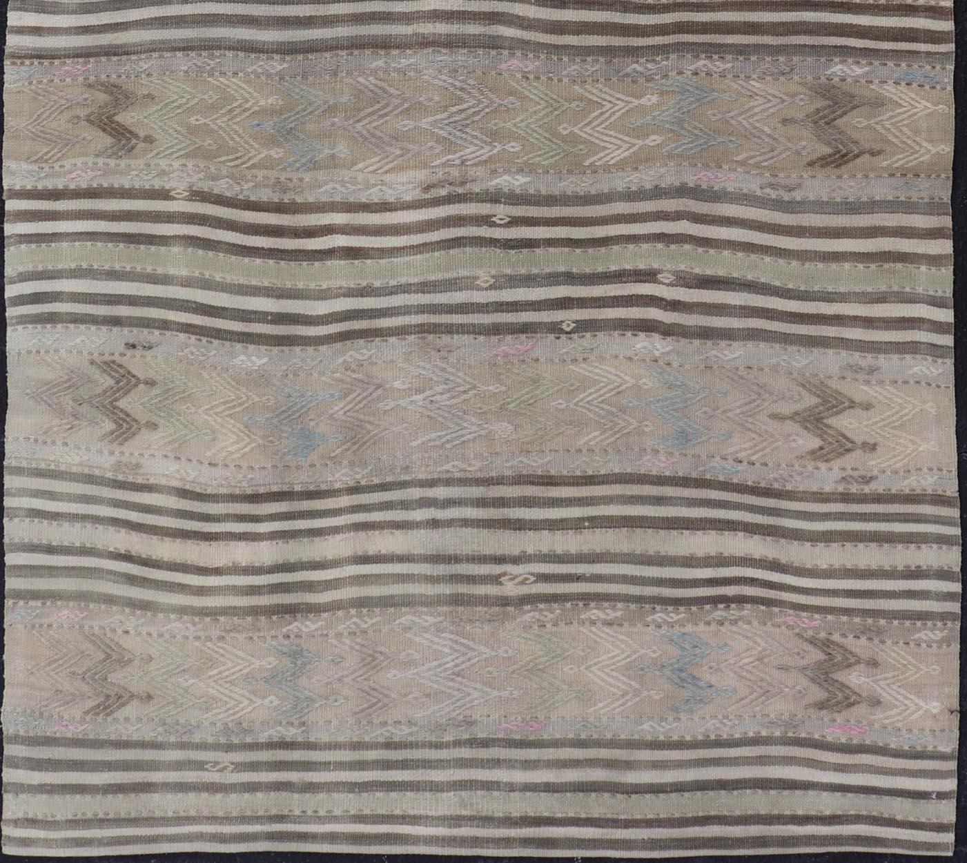 Kilim vintage à tissage plat avec des broderies au design moderne en tan, marron,  motif géométrique à rayures vertes et bleues. Kilim Vintage de Turquie, Keivan Woven Arts / tapis EN-179500, pays d'origine / type : Turquie / Kilim, circa