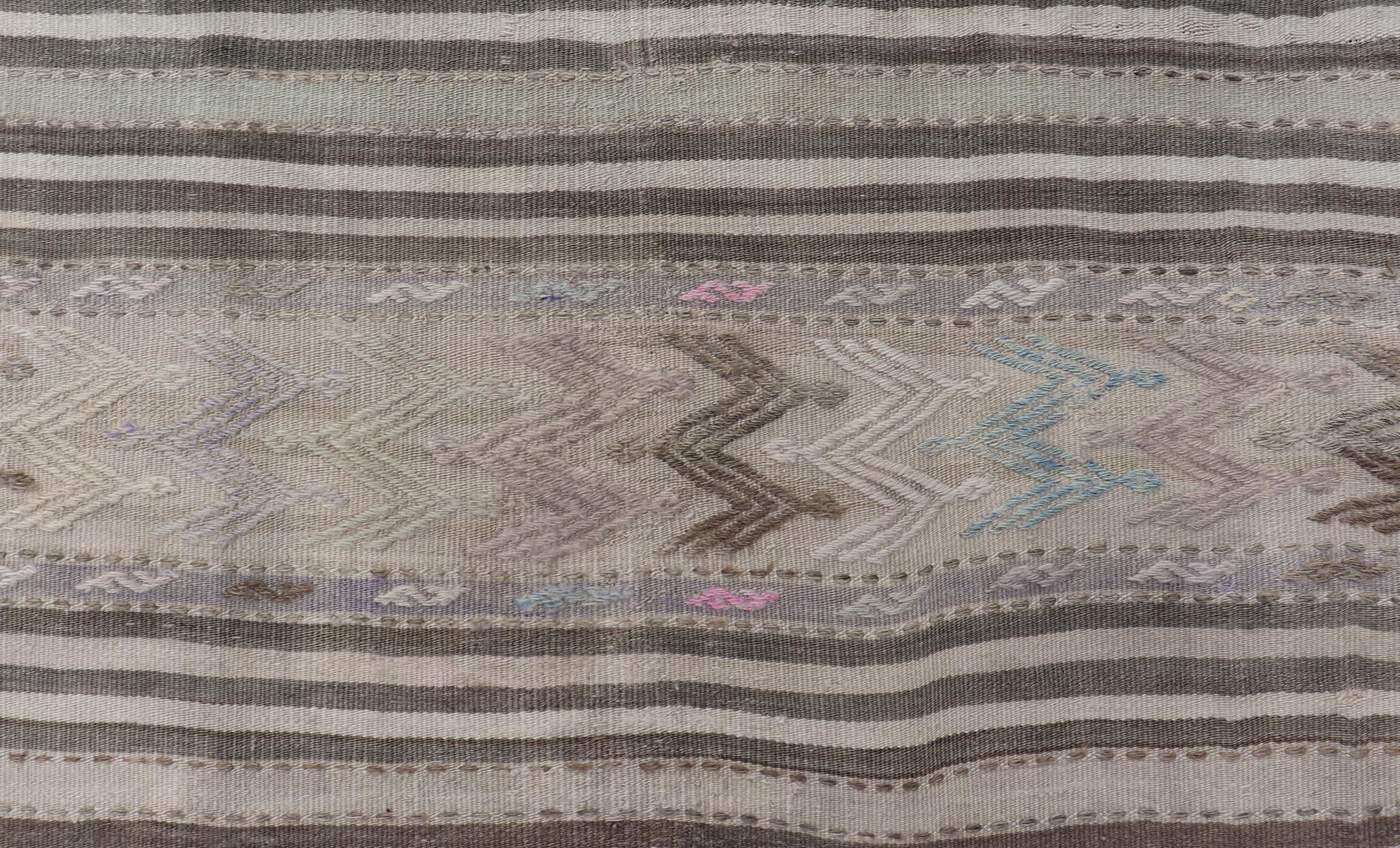 20ième siècle Tapis Kilim turc vintage à tissage plat en taupe Bleu, Brown, Tan en vente