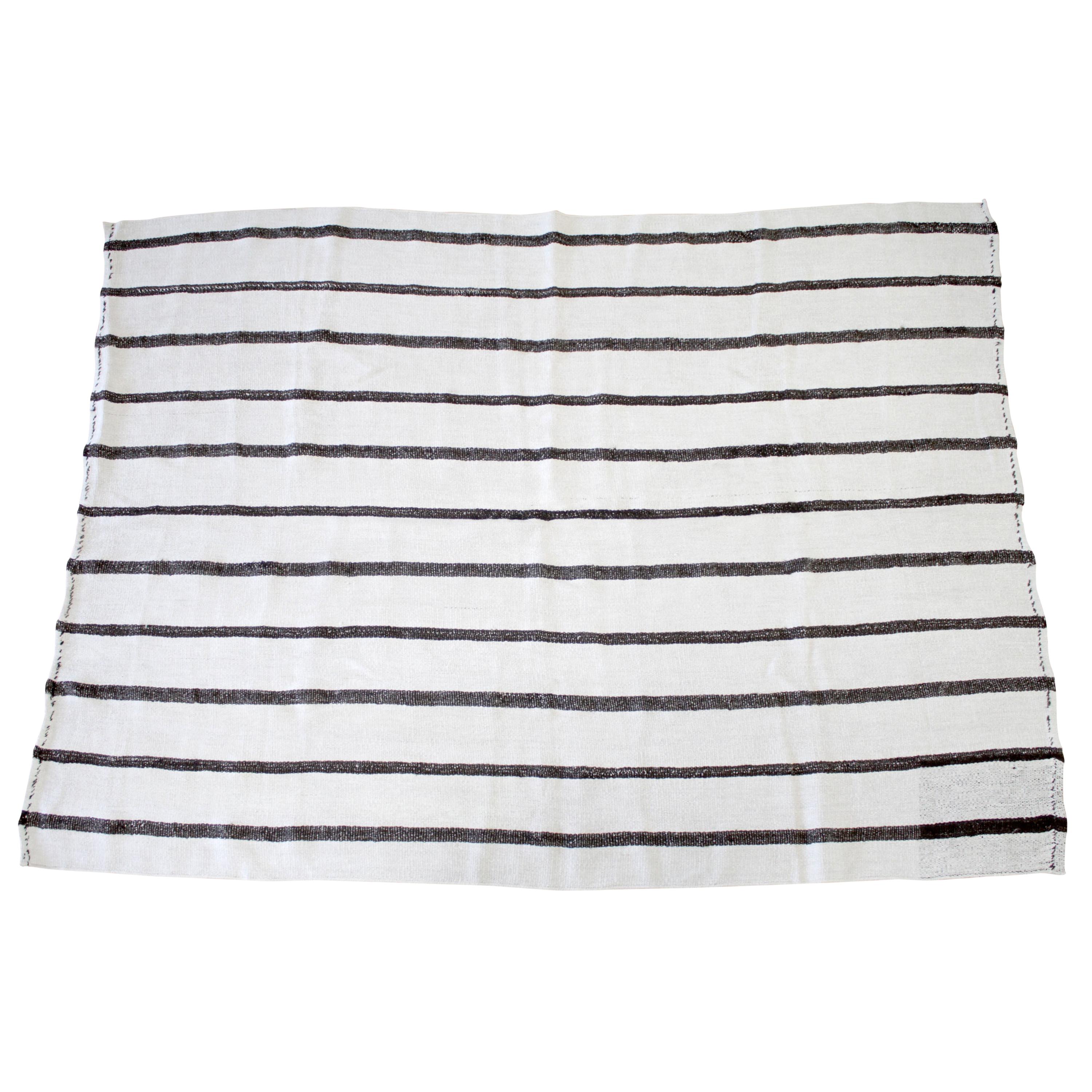 Tapis turc vintage en chanvre tissé à plat Off-White avec des rayures Brown foncé