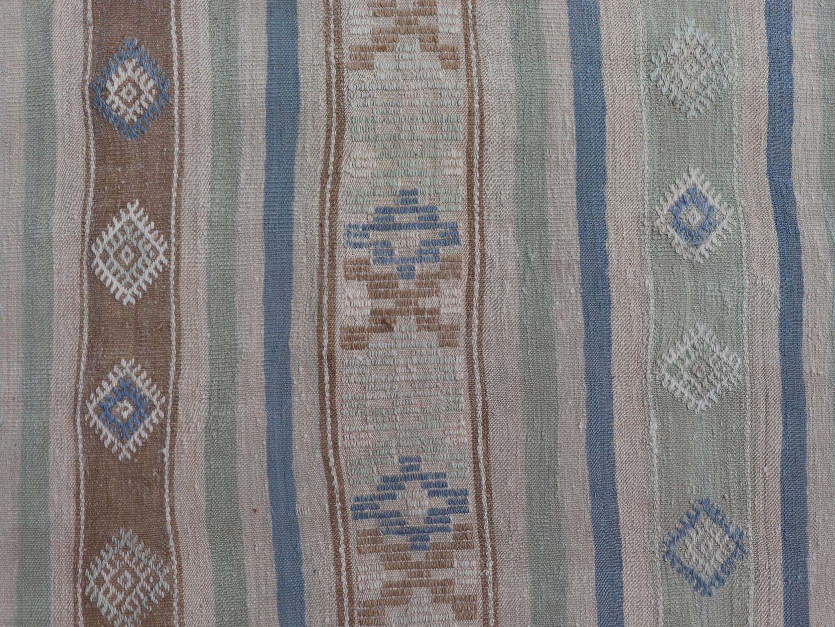 Geometrischer Vintage-Kelim mit Streifenmuster aus der Türkei, Keivan Woven Arts / Teppich EN-176741, Herkunftsland / Typ: Türkei / Kelim, um 1950

Maße: 5'10 x 10'7 Zoll.
 